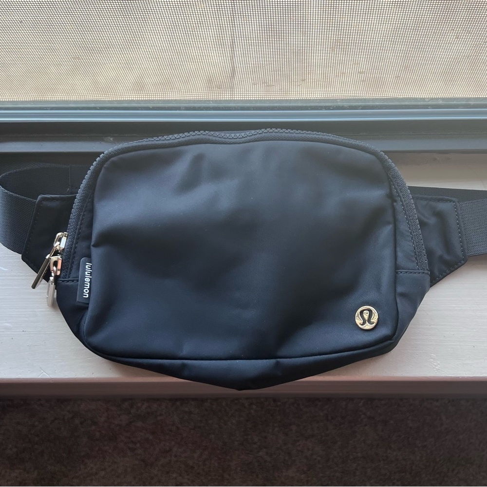 Lululemon 2L Everywhere Belt bag in Black/Gold
